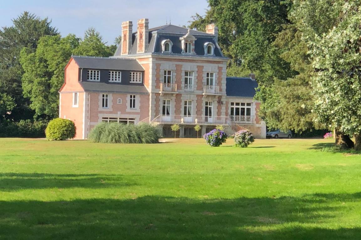 Chateau De La Chasse Beauvais Romagne  Exterior foto